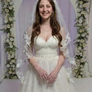 Elegant Off.White Lace Short Bridal Veil